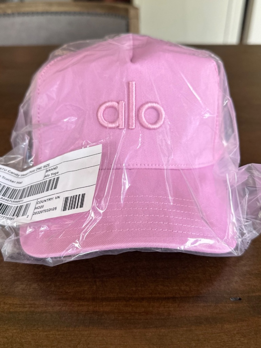 Alo Yoga District Trucker Hat Candy Heart Pink Unixes NEW $74 - Picture 2 of 4